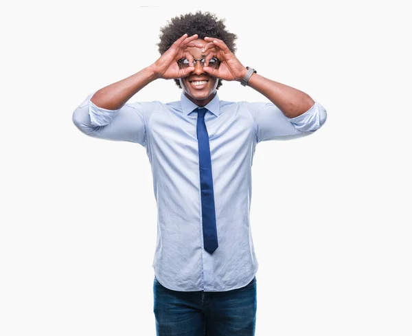 アフロ アメリカン ビジネス男眼鏡舌を出して指を通して見る目をこだわりの双眼鏡のような ジェスチャーを行う分離の背景の上 クレイジー式 — ストック写真