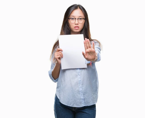 Joven Asiática Sosteniendo Papel Blanco Sobre Fondo Aislado Con Mano — Foto de Stock