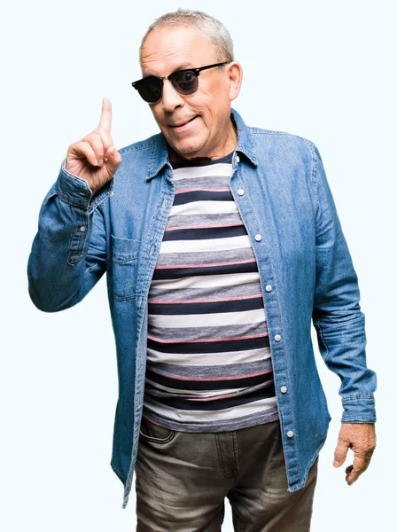 Stilig Senior Mannen Bär Jeansjacka Och Solglasögon Pekar Finger Med — Stockfoto