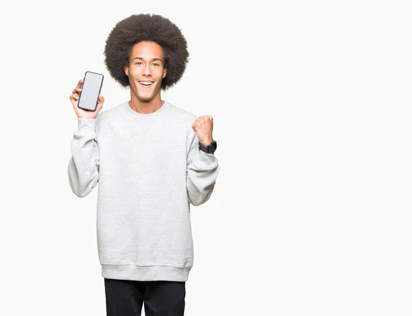 非洲青年美国男子与非洲头发显示智能手机屏幕尖叫骄傲 庆祝胜利和成功非常兴奋 欢呼的情感 — 图库照片
