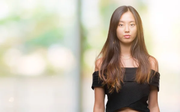 Mladá Asijská Žena Izolované Pozadí Vážným Výrazem Tváři Jednoduché Přirozené — Stock fotografie