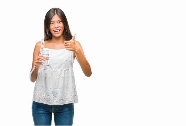 Młoda Kobieta Azjatyckich Picia Szklankę Wody Białym Tle Szczęśliwy Uśmiechem — Zdjęcie stockowe