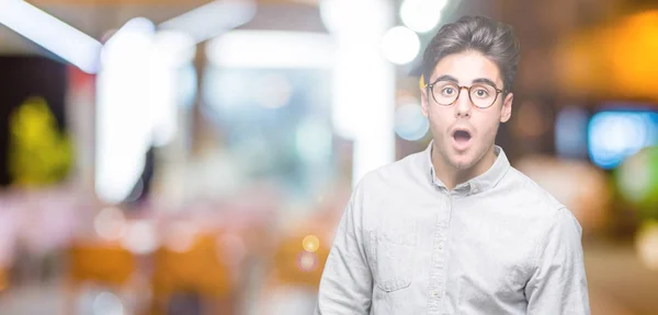 Joven Hombre Guapo Con Gafas Sobre Fondo Aislado Cara Choque —  Fotos de Stock