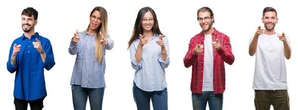 Colagem Jovens Sobre Fundo Isolado Branco Apontando Dedos Para Câmera — Fotografia de Stock