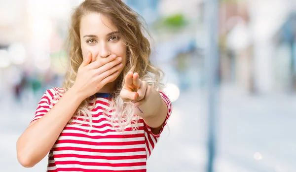 Vacker Ung Blond Kvinna Över Isolerade Bakgrund Skratta Pekar Till — Stockfoto