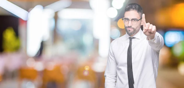 Ung Snygg Business Man Glasögon Över Isolerade Bakgrund Peka Med — Stockfoto