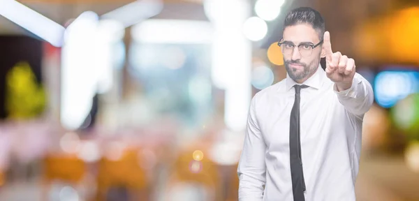 Joven Hombre Negocios Guapo Con Gafas Sobre Fondo Aislado Señalando —  Fotos de Stock