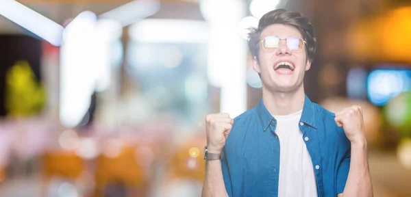 Jovem Homem Bonito Vestindo Óculos Sobre Fundo Isolado Celebrando Surpreso — Fotografia de Stock