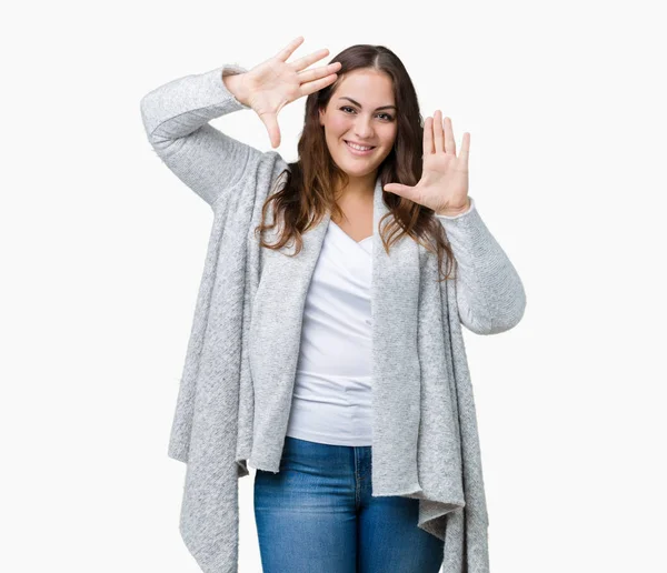 美丽加上大小的年轻女子穿着冬季夹克在孤立的背景微笑做框架使用手手掌和手指 相机透视 — 图库照片