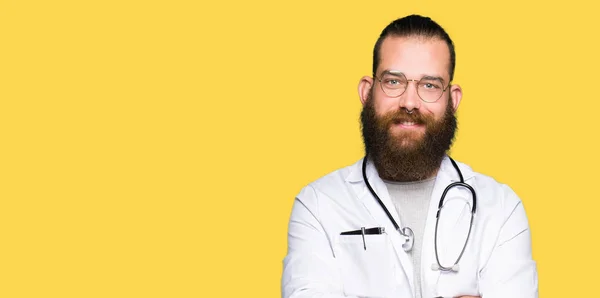 Jovem Médico Loiro Com Barba Vestindo Casaco Médico Rosto Feliz — Fotografia de Stock