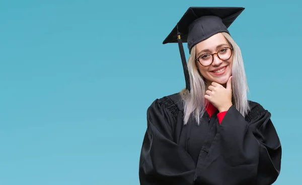 Mujer Rubia Joven Con Uniforme Graduado Sobre Fondo Aislado Mirando —  Fotos de Stock