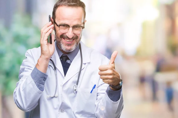 Mezza Età Anziano Hoary Medico Uomo Parlando Smartphone Sfondo Isolato — Foto Stock