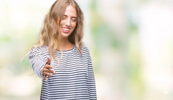 Schöne Junge Blonde Frau Streifen Pullover Über Isoliertem Hintergrund Lächelt — Stockfoto