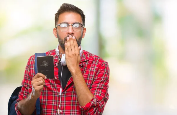 成人西班牙裔学生男子持有澳大利亚护照在孤立的背景盖口用手震惊的错误 表达恐惧 害怕沉默 秘密概念 — 图库照片