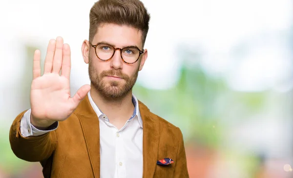 Der Junge Gutaussehende Geschäftsmann Mit Der Brille Singt Nicht Mehr — Stockfoto