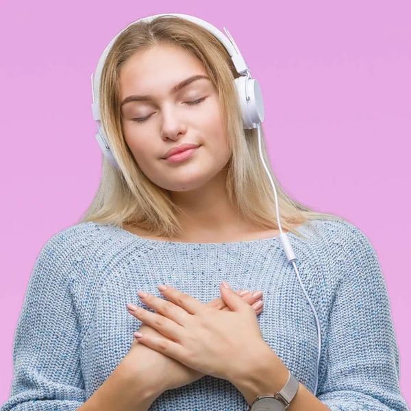 Mujer Caucásica Joven Escuchando Música Con Auriculares Sobre Fondo Aislado —  Fotos de Stock