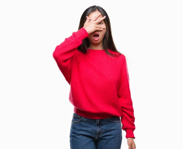 Junge Asiatin Winterpullover Vor Isoliertem Hintergrund Die Schockiert Gesicht Und — Stockfoto