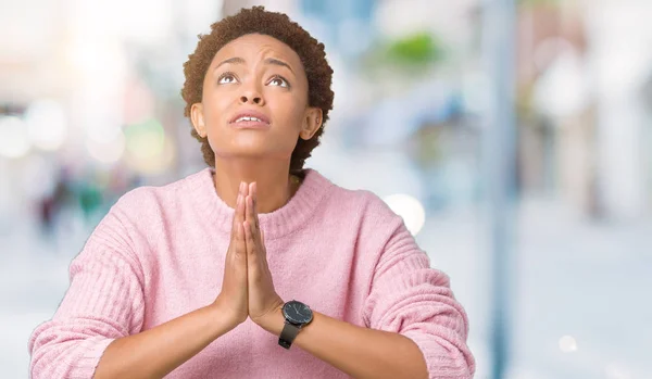 Hermosa Mujer Afroamericana Joven Sobre Fondo Aislado Mendigando Orando Con — Foto de Stock