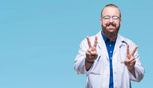 Junger Kaukasischer Arzt Weißen Arztkittel Vor Isoliertem Hintergrund Der Lächelnd — Stockfoto