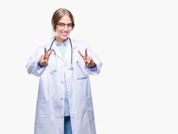 Linda Jovem Mulher Médica Loira Vestindo Uniforme Médico Sobre Fundo — Fotografia de Stock