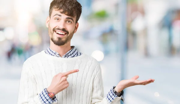 Jovem Homem Bonito Vestindo Camisola Inverno Sobre Fundo Isolado Espantado — Fotografia de Stock