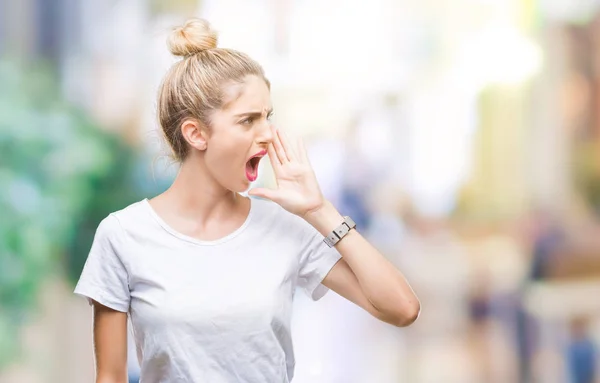 Joven Mujer Rubia Hermosa Con Camiseta Blanca Sobre Fondo Aislado — Foto de Stock