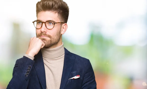 Junger Gutaussehender Geschäftsmann Mit Brille Die Hand Kinn Nachdenklich Fragend — Stockfoto