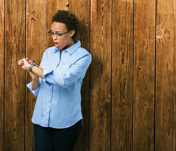 Joven Mujer Negocios Afroamericana Hermosa Sobre Fondo Aislado Mirando Tiempo — Foto de Stock