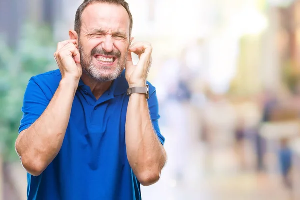 Mezzo Età Hoary Senior Uomo Sfondo Isolato Coprendo Orecchie Con — Foto Stock