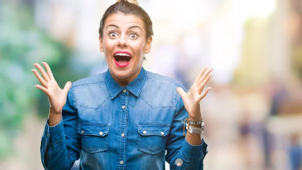 Giovane Bella Donna Sfondo Isolato Che Celebra Pazzo Stupito Successo — Foto Stock