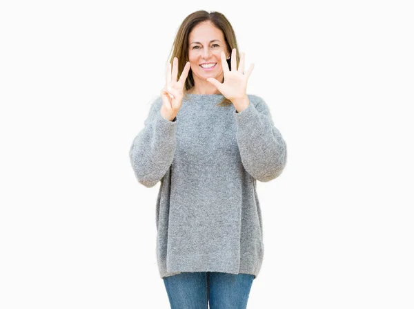 美丽的中年妇女穿着冬季毛衣在孤立的背景显示和手指排名第八 同时微笑着自信和快乐 — 图库照片
