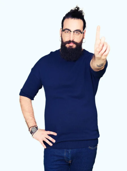 Homem Jovem Hipster Com Cabelos Longos Barba Vestindo Óculos Apontando — Fotografia de Stock