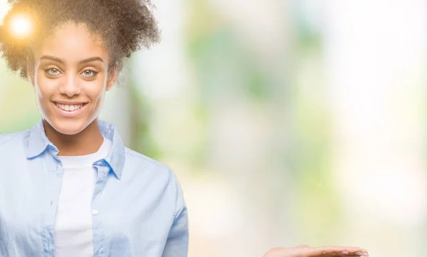 Jonge Afro Amerikaanse Vrouw Geïsoleerde Achtergrond Lacht Vrolijk Presenteren Wijzen — Stockfoto