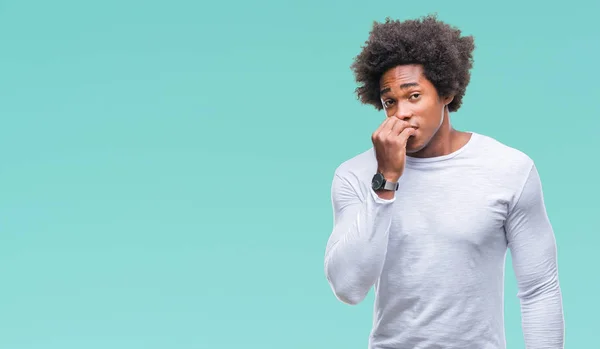 非裔美国人在孤立的背景下 看着压力和紧张的嘴咬指甲的手 焦虑问题 — 图库照片