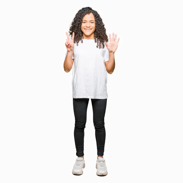 Kıvırcık Saçlı Gösterilen Parmakları Ile Işaret Beyaz Shirt Giyen Genç — Stok fotoğraf