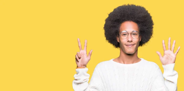 Fiatal Afroamerikai Férfi Afro Haj Szemüveg Mutatja Ujjal Felfelé Mutató — Stock Fotó