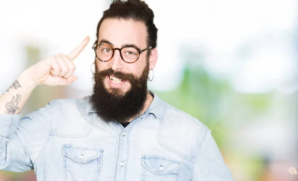 Joven Hipster Hombre Con Pelo Largo Barba Con Gafas Sonriendo —  Fotos de Stock