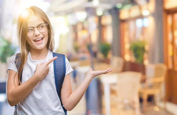 Junge Schöne Intelligente Studentin Trägt Rucksack Über Isoliertem Hintergrund Erstaunt — Stockfoto