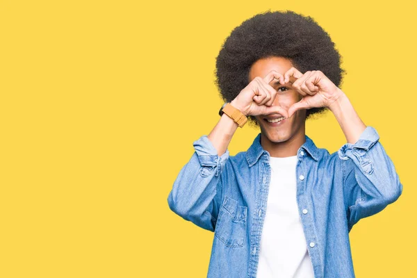 Jovem Americano Africano Com Cabelo Afro Fazendo Forma Coração Com — Fotografia de Stock