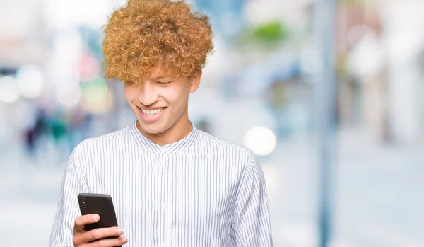 Jonge Knappe Man Smartphone Met Een Blij Gezicht Permanent Lachend — Stockfoto