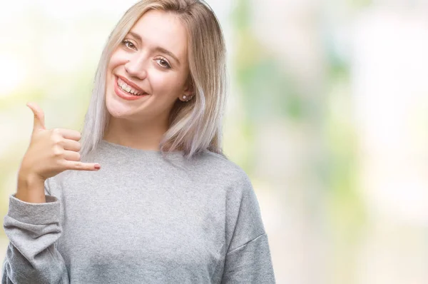 Jonge Blonde Vrouw Geïsoleerde Achtergrond Doen Glimlachen Telefoon Gebaar Met — Stockfoto