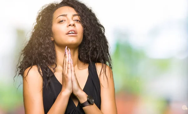 Fiatal Gyönyörű Lány Göndör Haj Divat Szoknya Koldulás Imádkozik Együtt — Stock Fotó