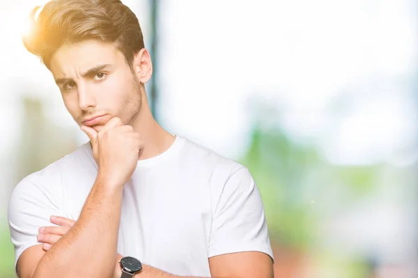 Homem Bonito Jovem Vestindo Shirt Branca Sobre Fundo Isolado Com — Fotografia de Stock