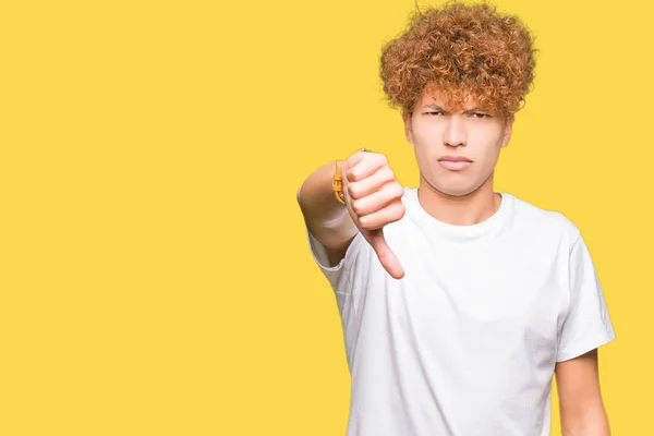 Mladý Pohledný Muž Afro Vlasy Nosí Ležérní Bílé Tričko Nešťastný — Stock fotografie