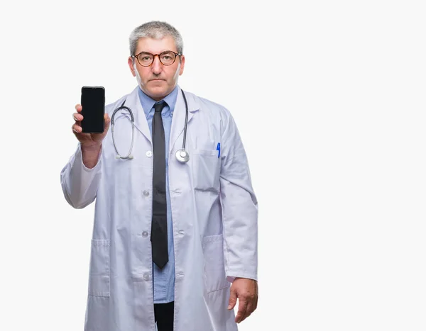 Bello Anziano Medico Uomo Che Mostra Schermo Smarpthone Sfondo Isolato — Foto Stock