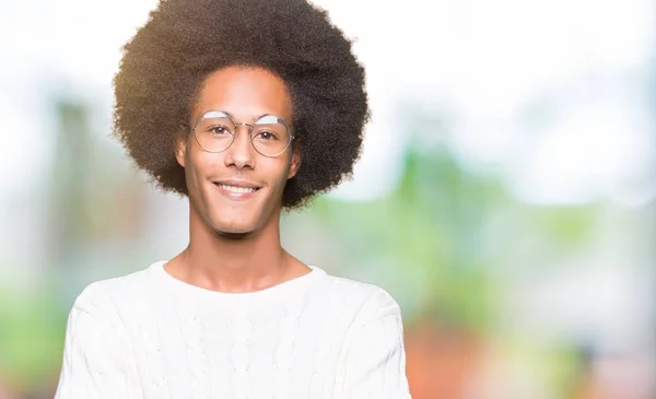 Молодий Афроамериканець Людиною Афро Волосся Носити Окуляри Щасливим Обличчям Посміхається — стокове фото