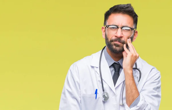 Hombre Médico Hispano Adulto Sobre Fondo Aislado Pensando Que Parece — Foto de Stock