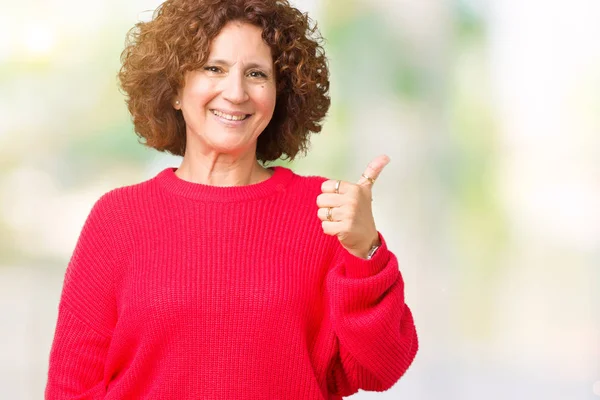 Belo Meio Ager Mulher Sênior Camisola Inverno Vermelho Sobre Fundo — Fotografia de Stock