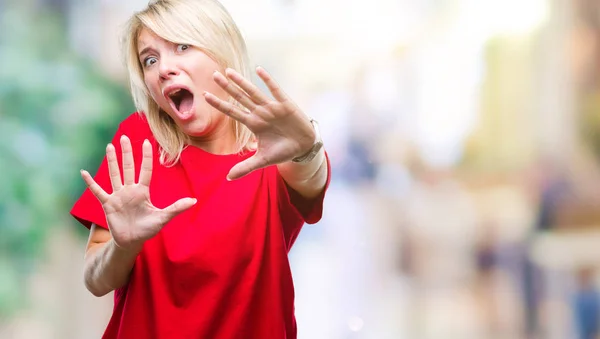Jonge Mooie Blonde Vrouw Met Rode Shirt Geïsoleerde Achtergrond Bang — Stockfoto