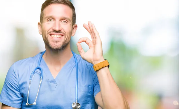 英俊的医生人穿着医疗制服在孤立的背景微笑正面做确定的标志用手和手指 成功的表达 — 图库照片
